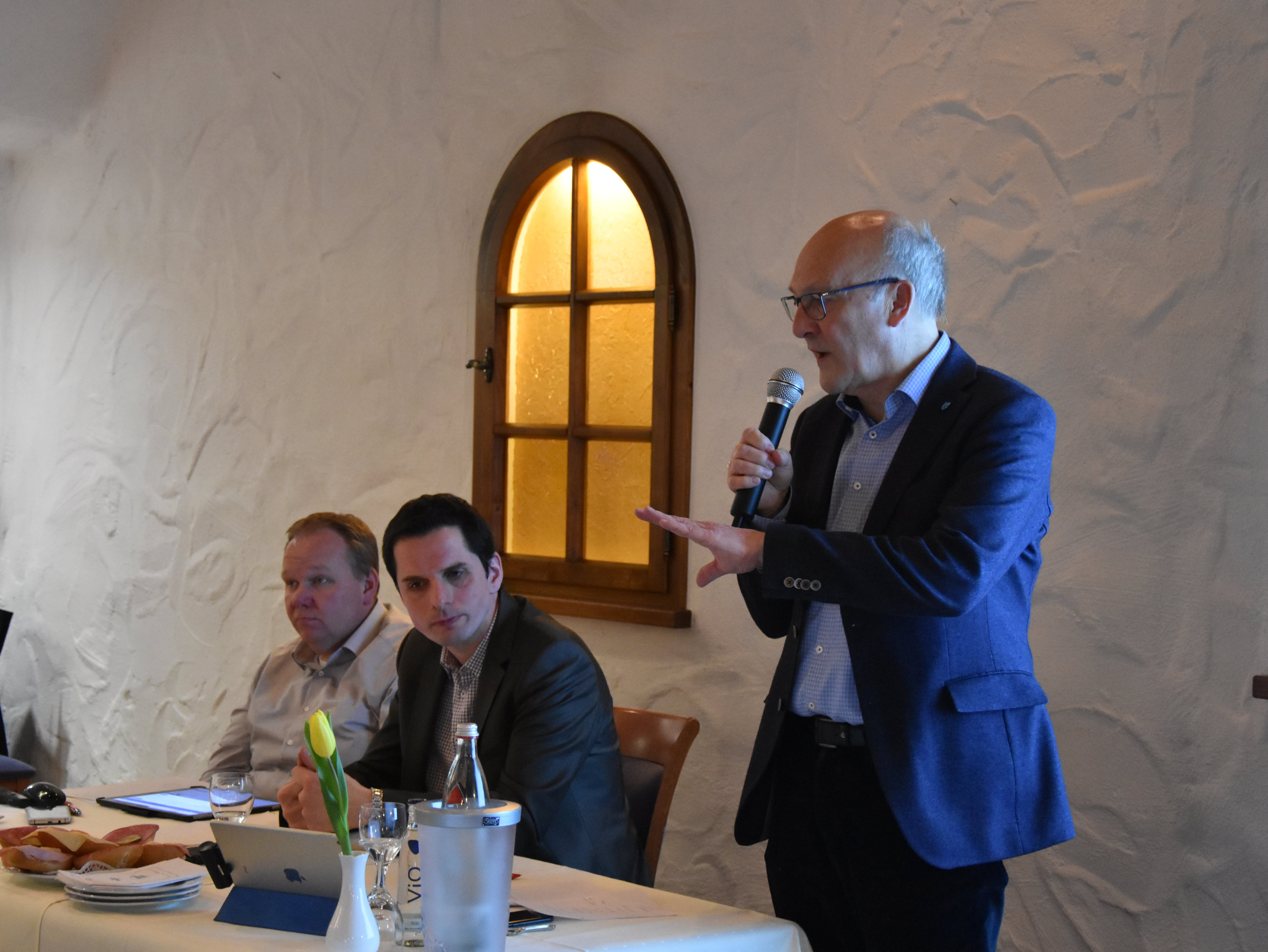 Bürgermeister spricht vor Wahlversammlung