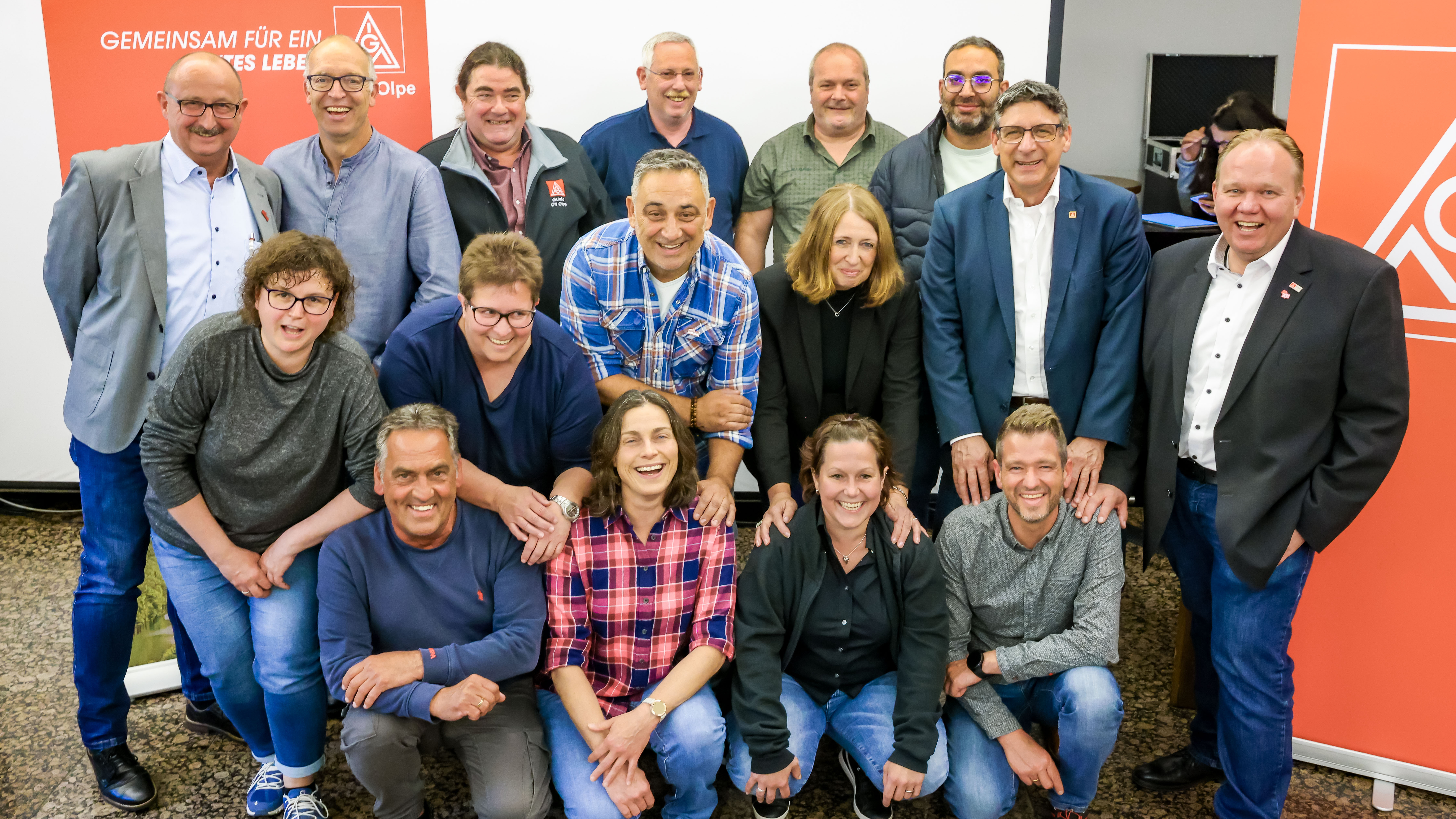 Gruppenbild des neuen Ortsvorstandes in Olpe mit dem ehemaligen 2. Bevollmächtigten Stefan Köster und dem Bezirkssekretär von NRW Knut Giesler