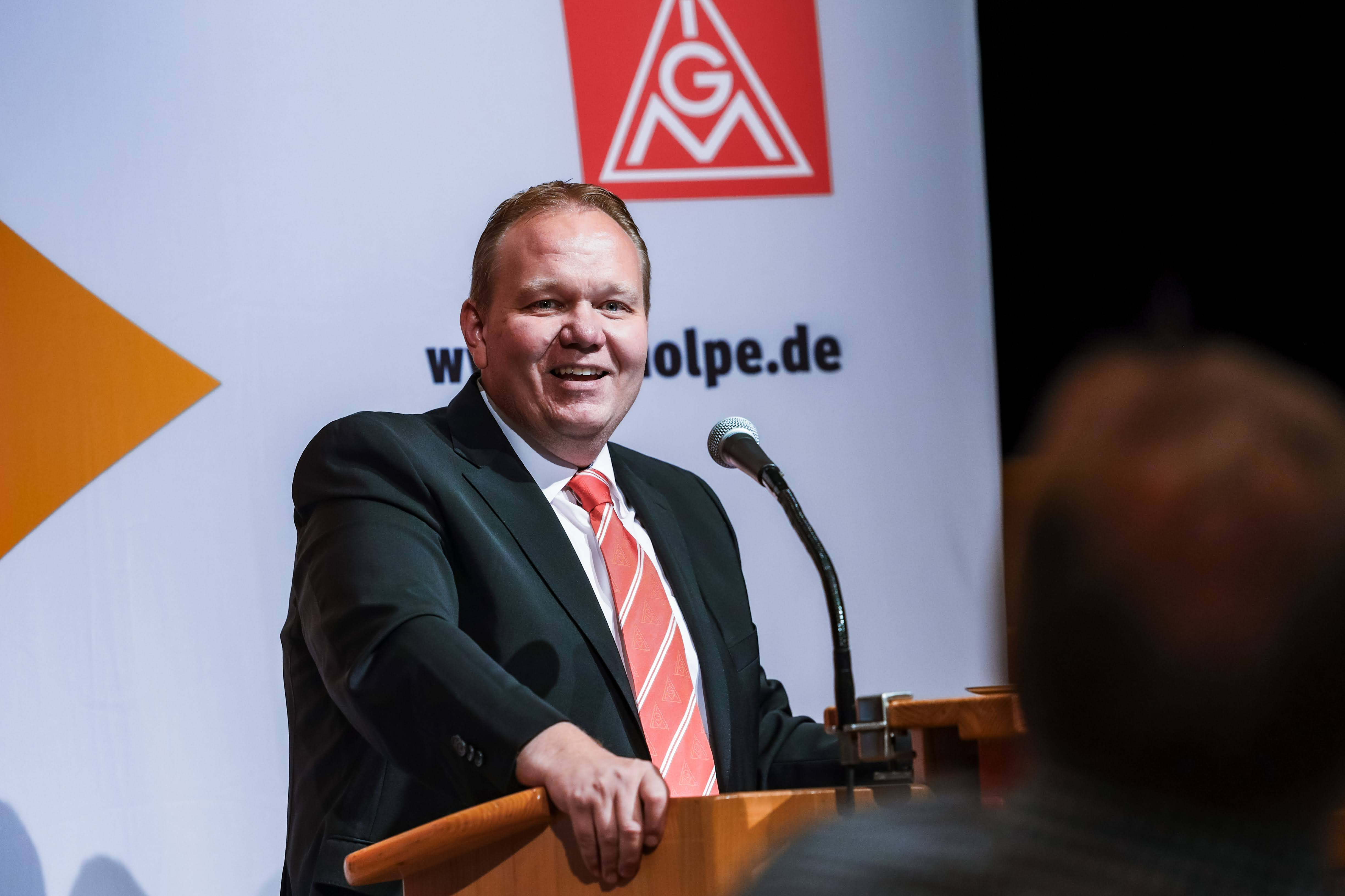 André Arenz steht am Rednerpult