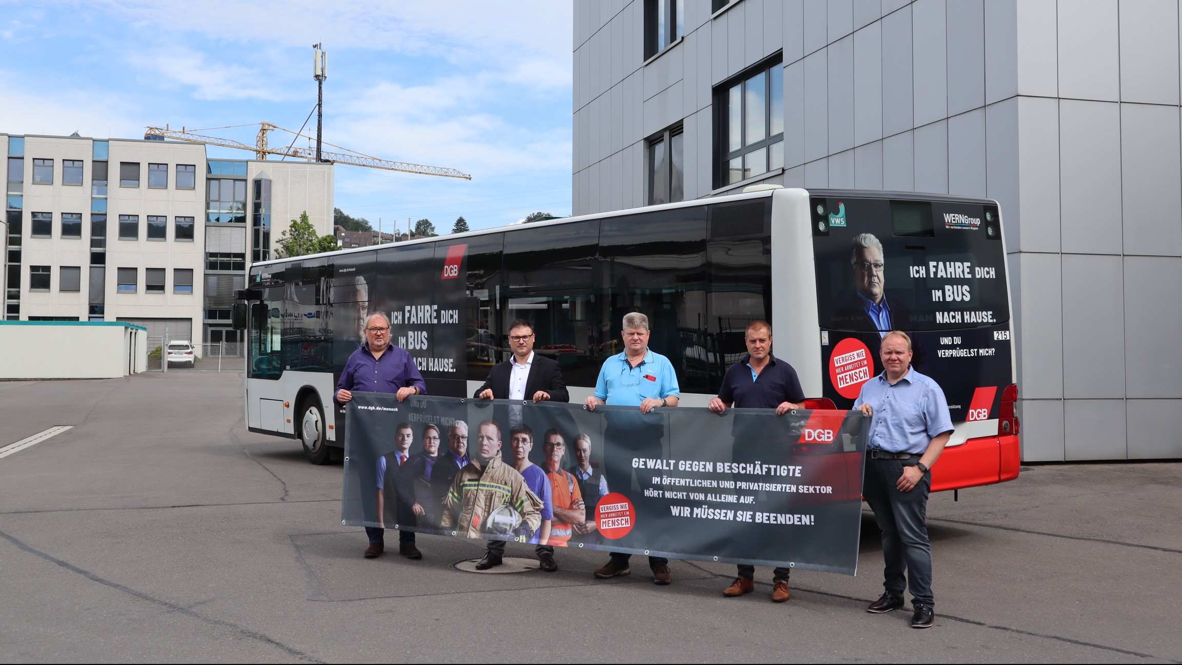 Kollegen stellen Kampagne des DGB vor. Zu sehen sind Gewerkschaftsvertreter und der BR Vorsitzende sowie der Inhaber von der VWS.