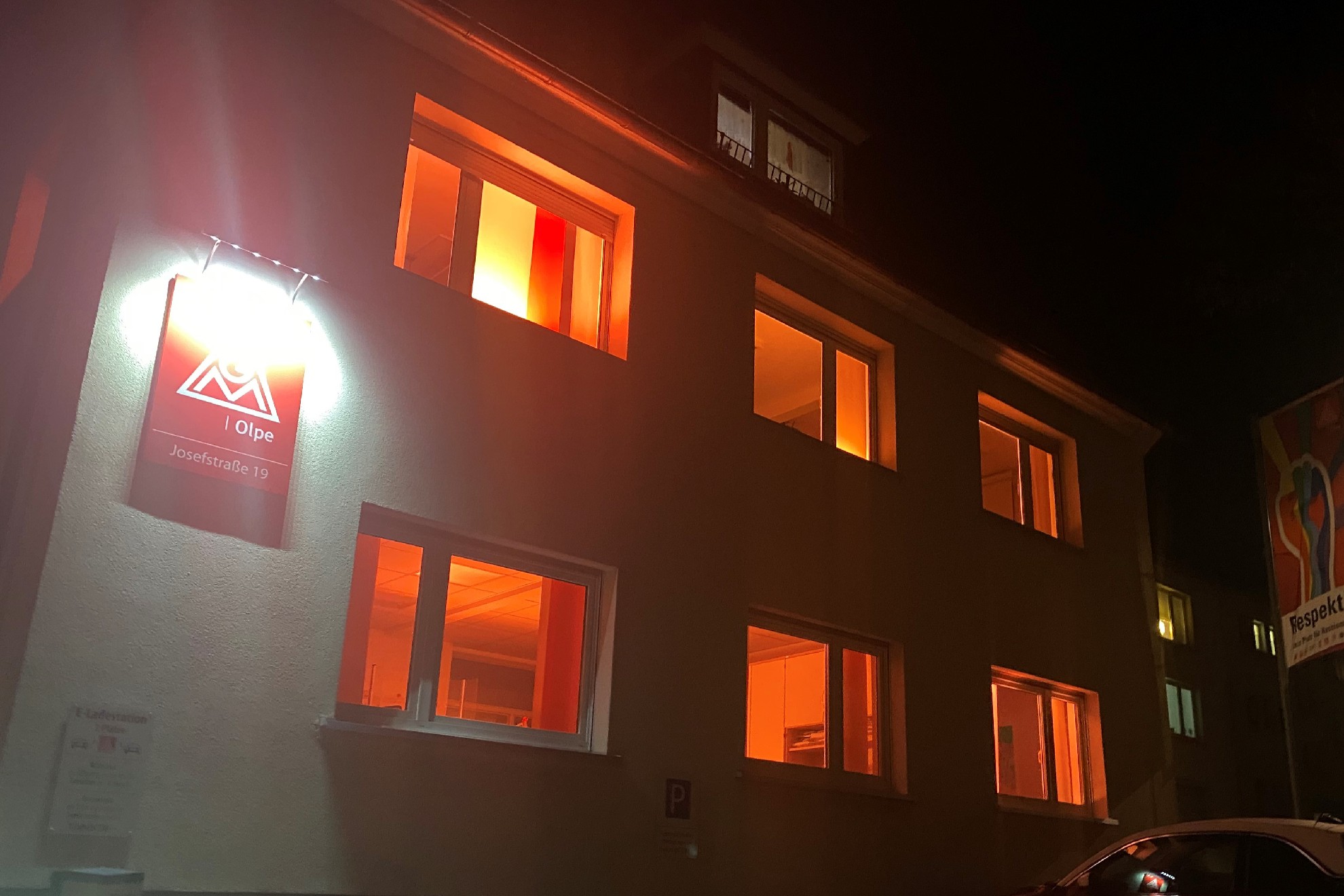Geschäftsstelle IG Metall Olpe beleuchtet Gebäude Orange anlässlich des Tages zur Bekämpfung von Gewalt gegen Frauen